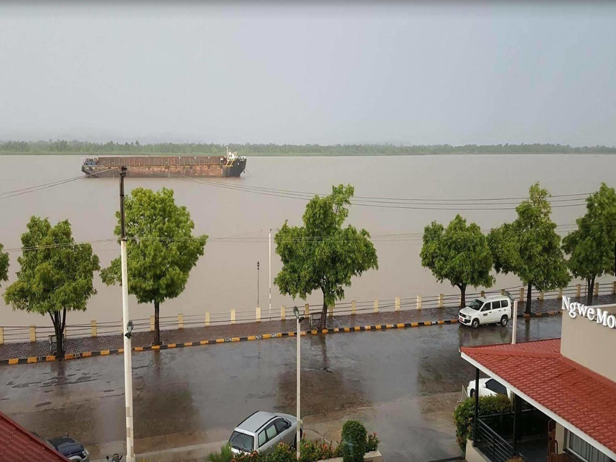 Ngwe Moe Hotel Mawlamyine Exteriör bild